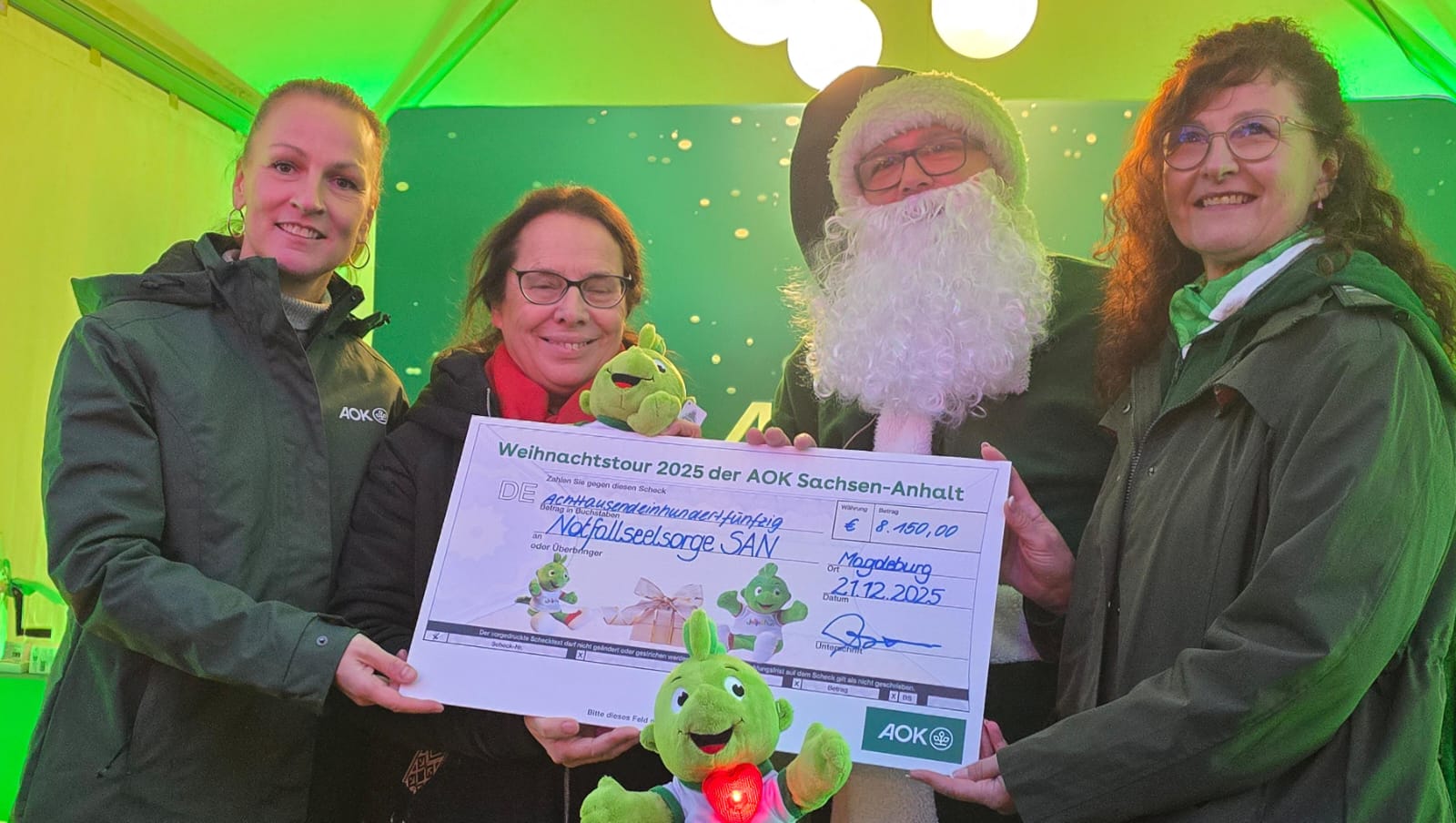 Spendenaktion-auf-dem-halleschen-Weihnachtsmarkt-AOK-bergibt-8-150-Euro-an-die-Notfallseelsorge