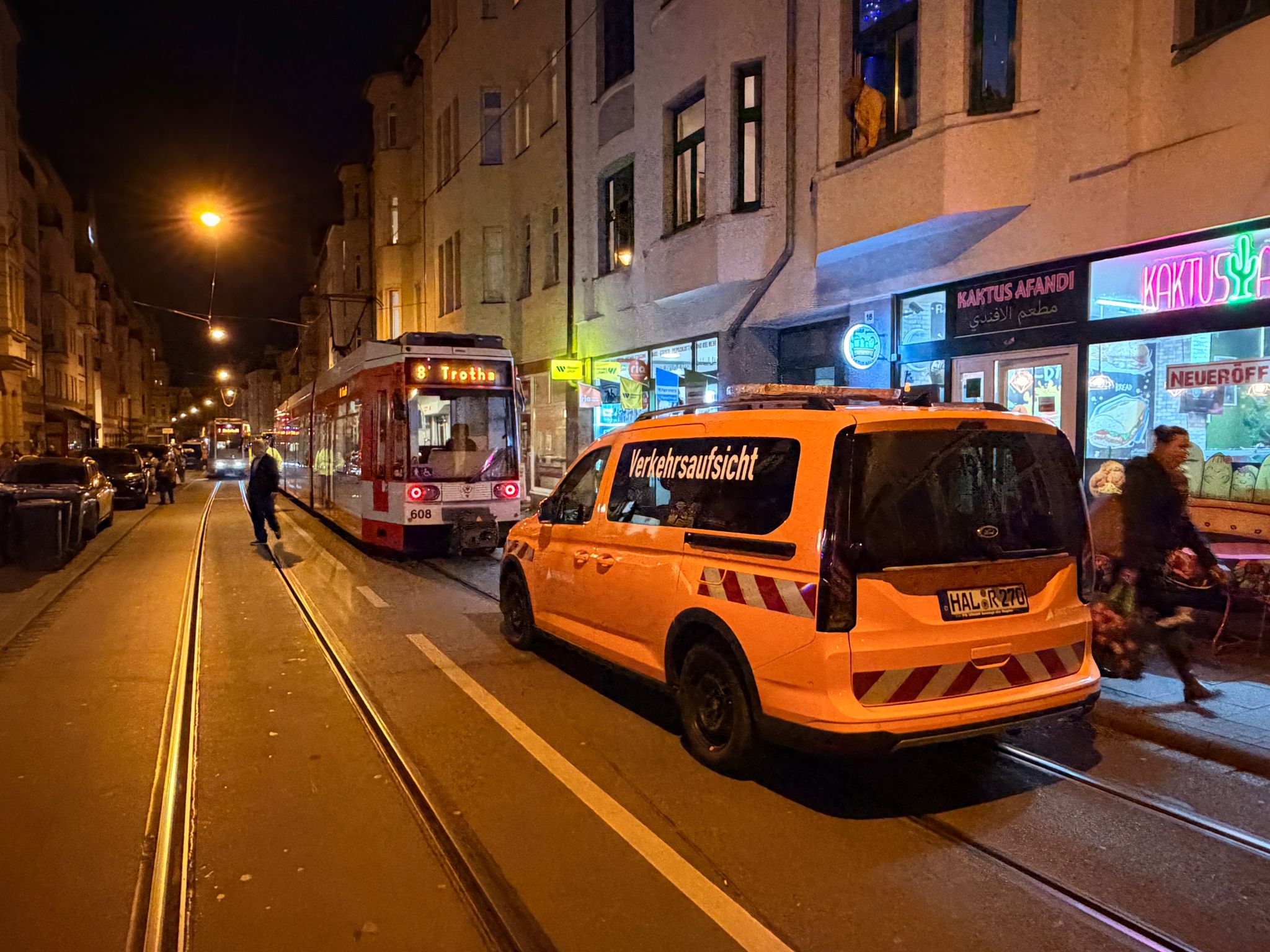 Abschleppauto-kollidiert-im-Steinweg-mit-Stra-enbahn