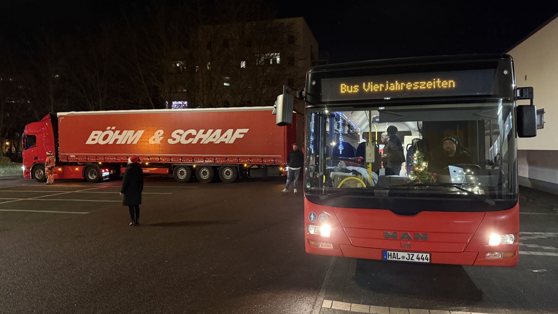 Ein-Festmahl-auf-R-dern-Der-vierte-Weihnachtskonvoi-des-Bus-Vierjahreszeiten-e-V-rollte-durch-Halle