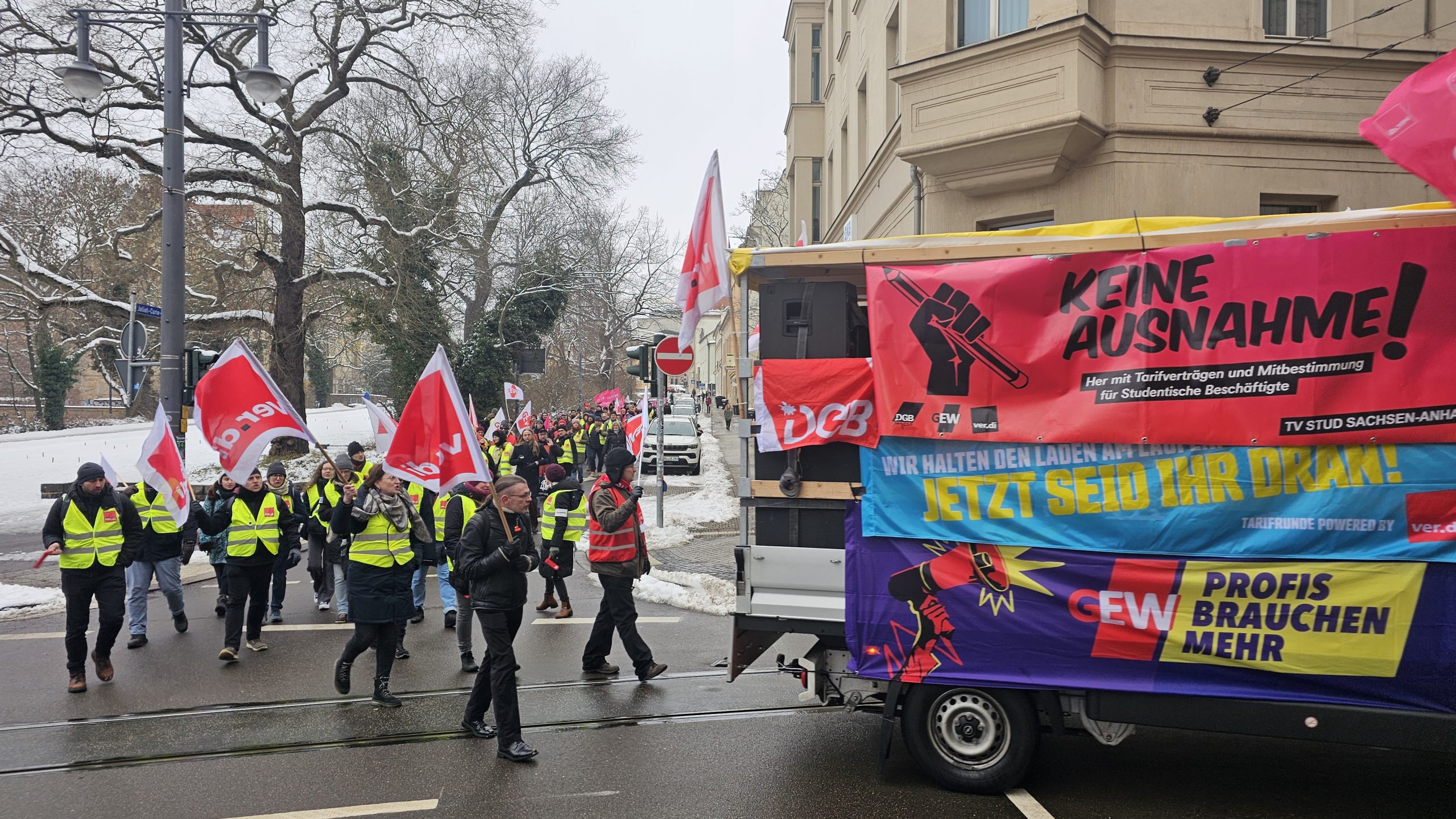 -Arbeitgeber-treiben-uns-auf-die-Stra-e-80-Uni-Besch-ftigten-streiken