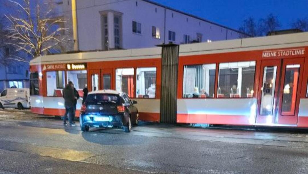 Unf-lle-mit-Stra-enbahnen-an-der-Burg-Giebichenstein-und-am-Vogelherd
