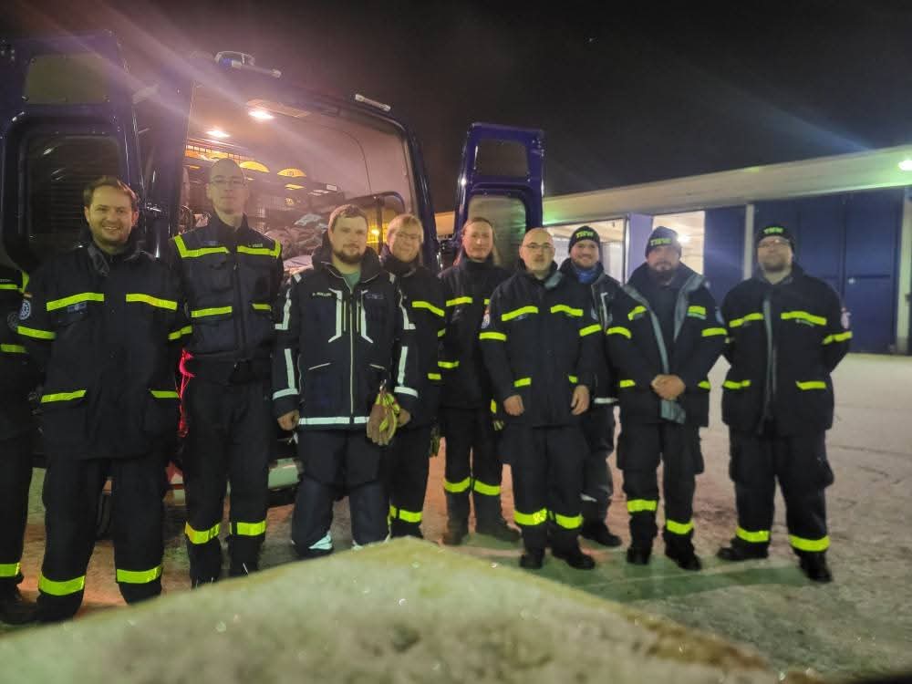 Feldk-che-und-Netzersatzanlage-Helfer-vom-THW-Halle-haben-beim-Stromausfall-in-Berlin-unterst-tzt