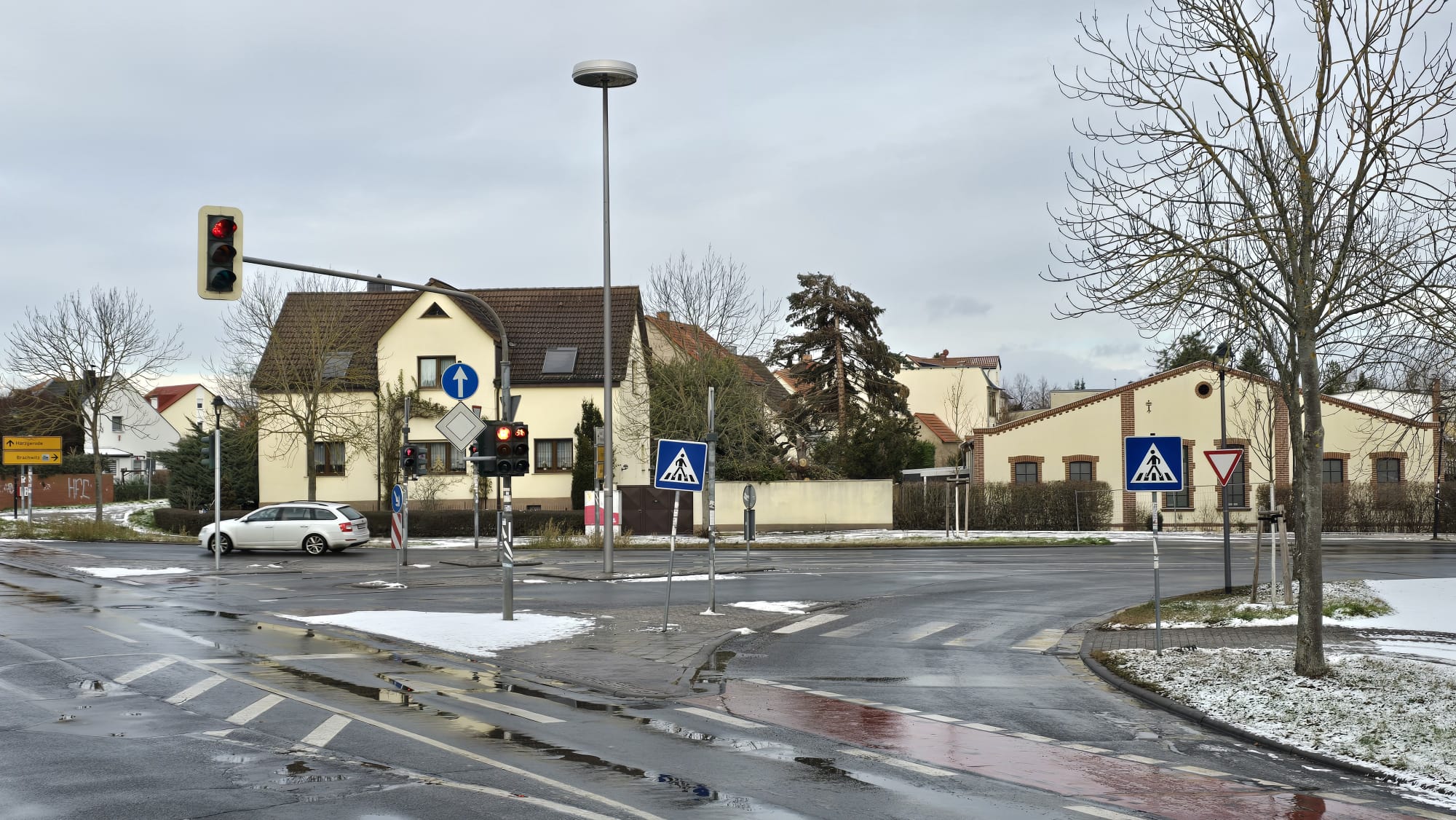 Nicht-StVO-Konform-Ampel-statt-Fu-g-nger-berweg-an-der-Kreuzung-Salzm-nder-Stra-e-Stadtforststra-e-in-D-lau