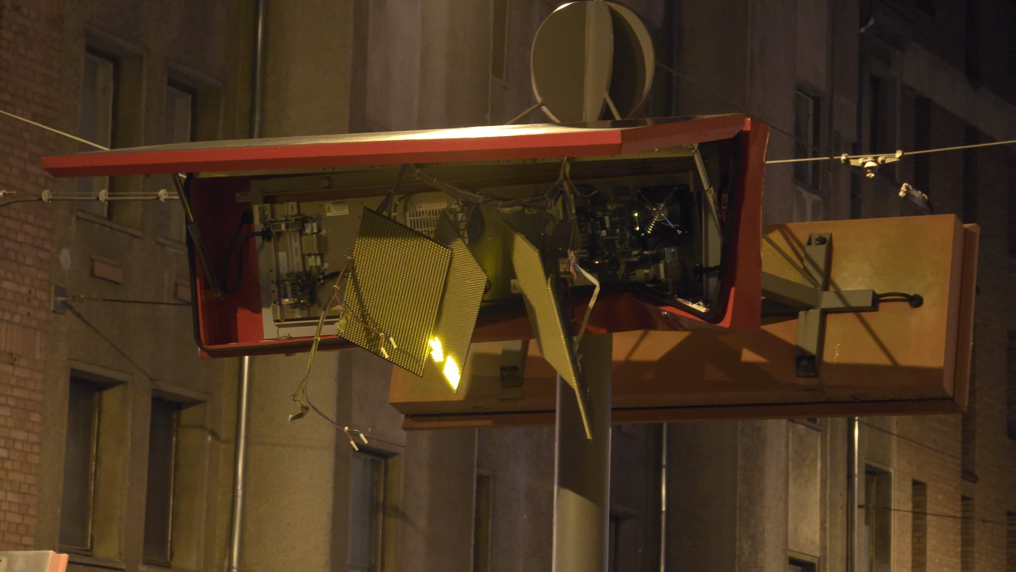 Anzeigetafel-am-Franckeplatz-demoliert