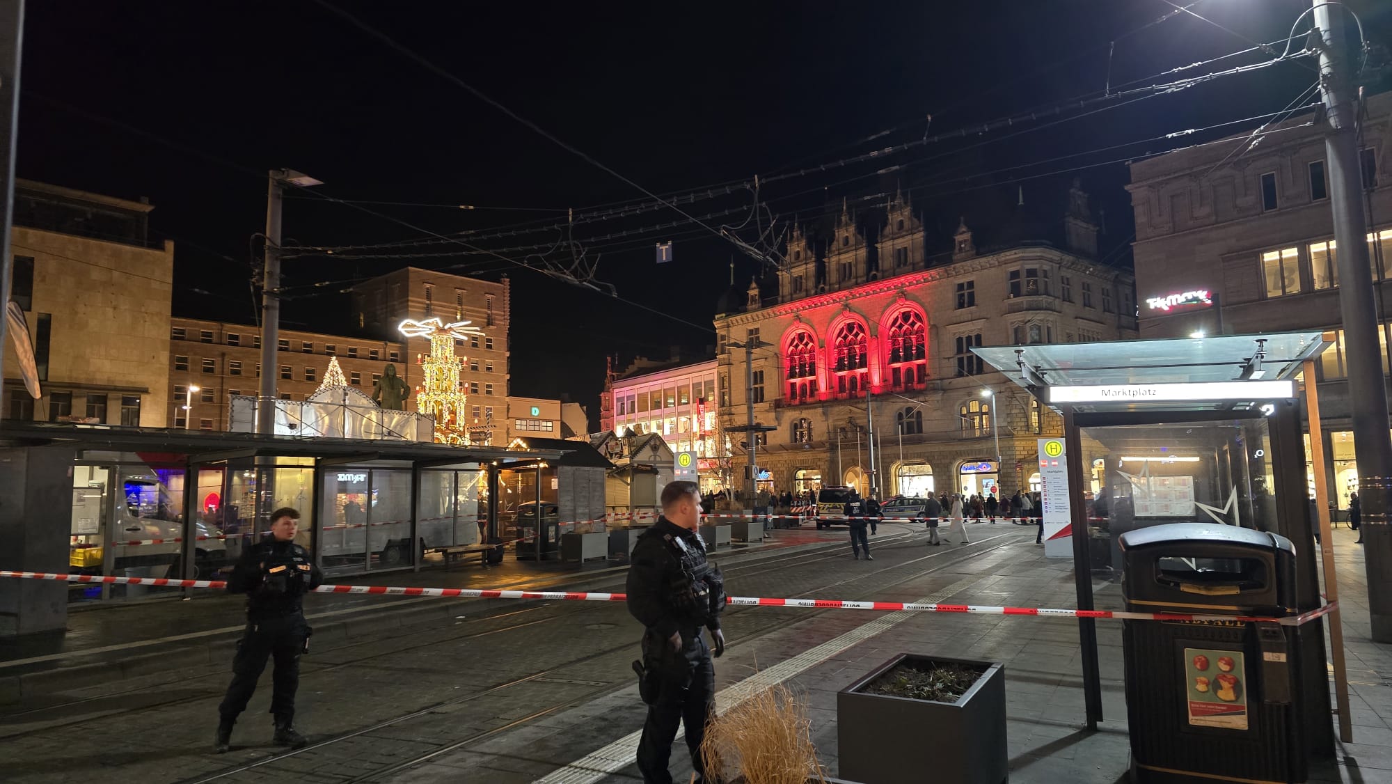 Herrenloser-Koffer-Marktplatz-abgesperrt
