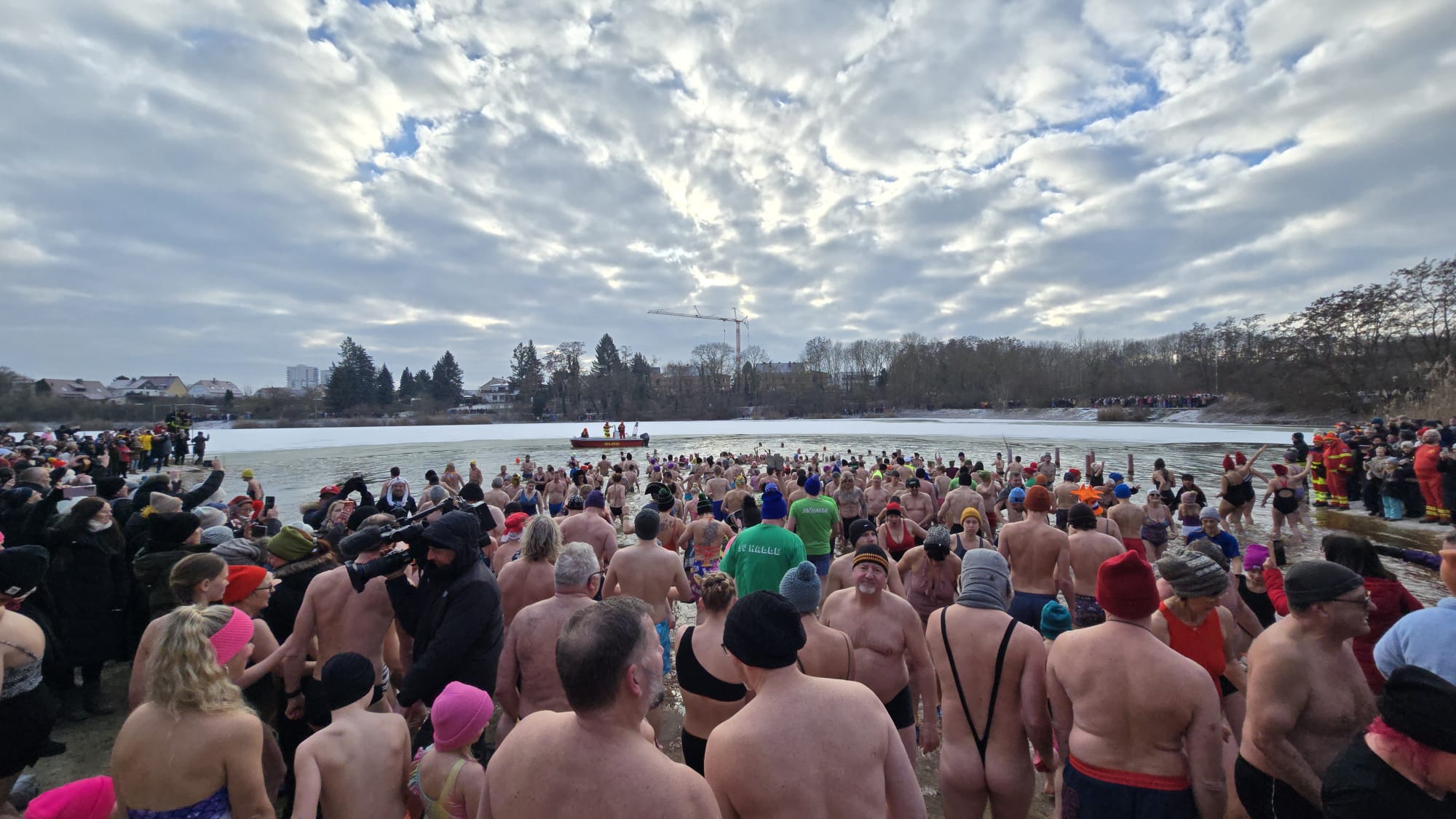 Bei-3-Grad-Knapp-400-Teilnehmer-beim-Anbaden-im-Heidesee