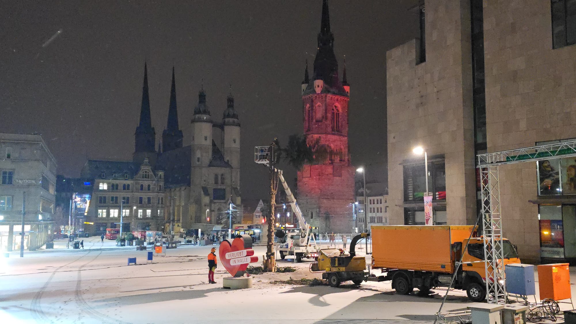 Weihnachtsbaum-ist-Geschichte-Abschied-von-der-Tanne-auf-dem-Halleschen-Marktplatz