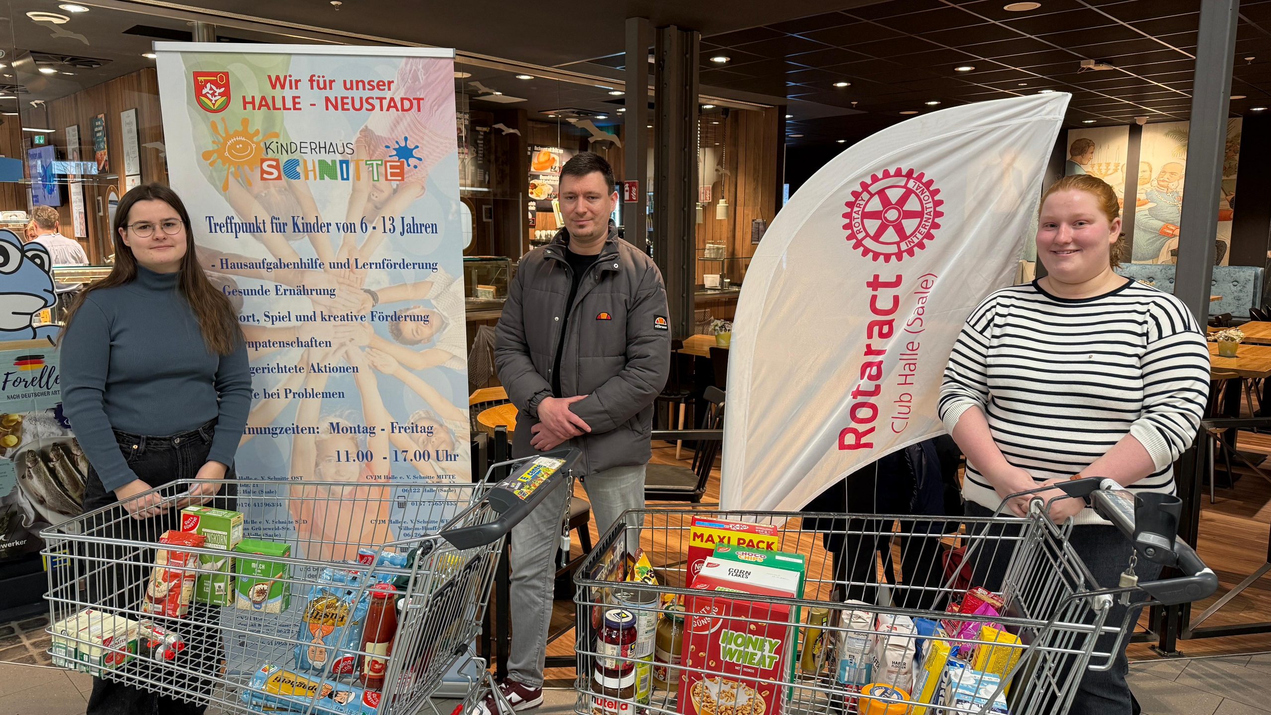 -Kauf-eins-Mehr-Unterst-tzeraktion-vom-Rotoract-f-r-die-Schnitte-Kinderh-user-heute-im-Edeka-auf-dem-MAFA-Gel-nde