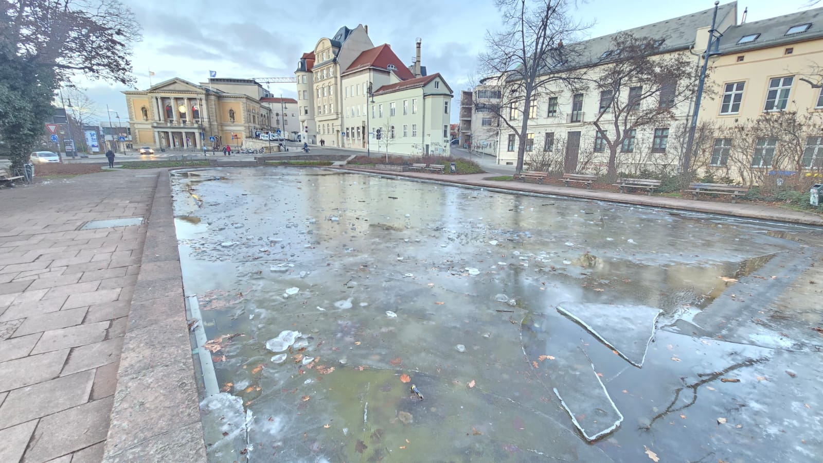 -berschwemmung-am-Joliot-Curie-Platz-war-kein-Rohrbruch-Feuerwerksk-rper-auf-der-Eisfl-che-gez-ndet-und-Absperrung-zerst-rt