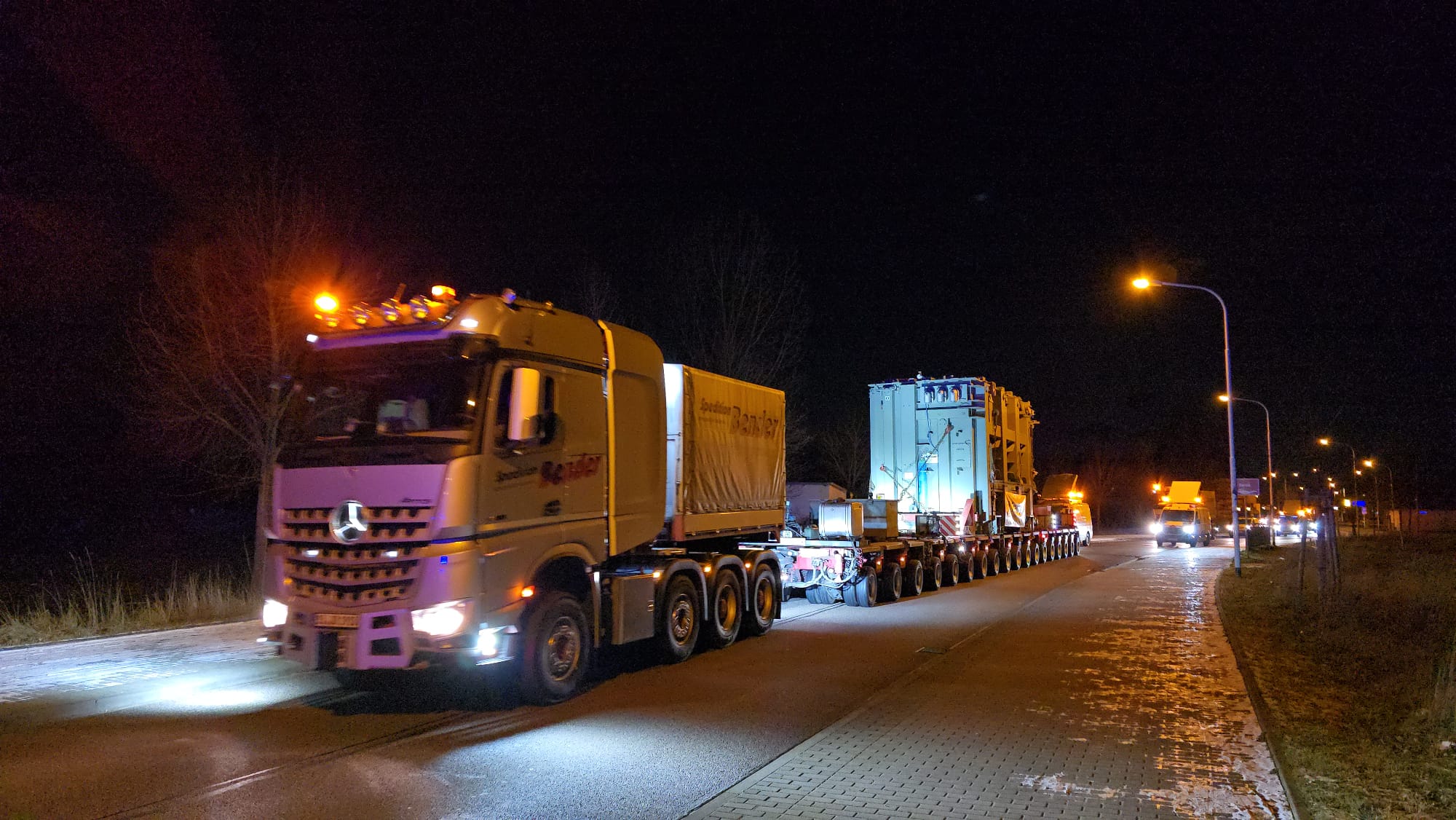 Riesentrafo-auf-Reisen-Schwerlasttransport-zog-durch-den-halleschen-Osten