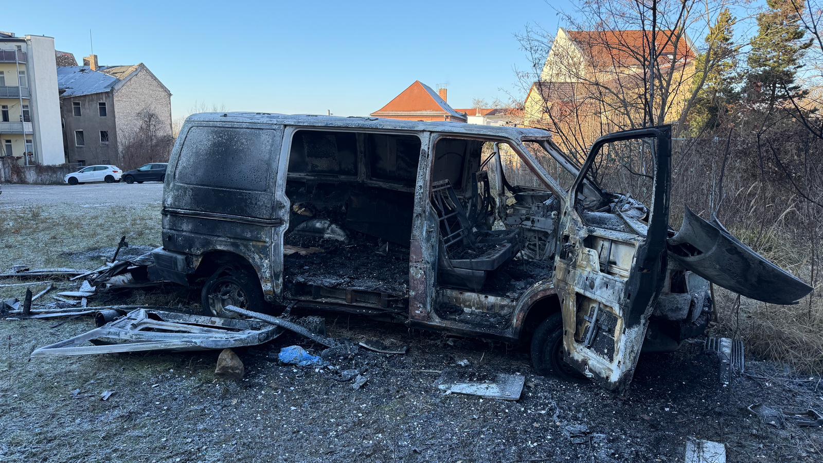 Kleintransporter-im-B-llberger-Weg-abgebrannt