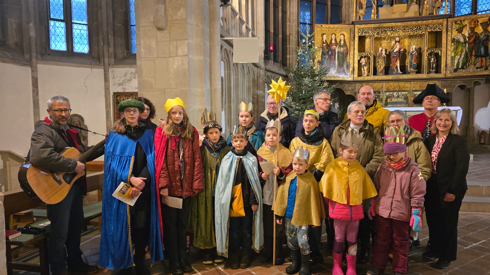 Mit-Segen-Salz-und-Musik-Sternsinger-und-Halloren-begr-en-in-der-Moritzkirche-das-neue-Jahr
