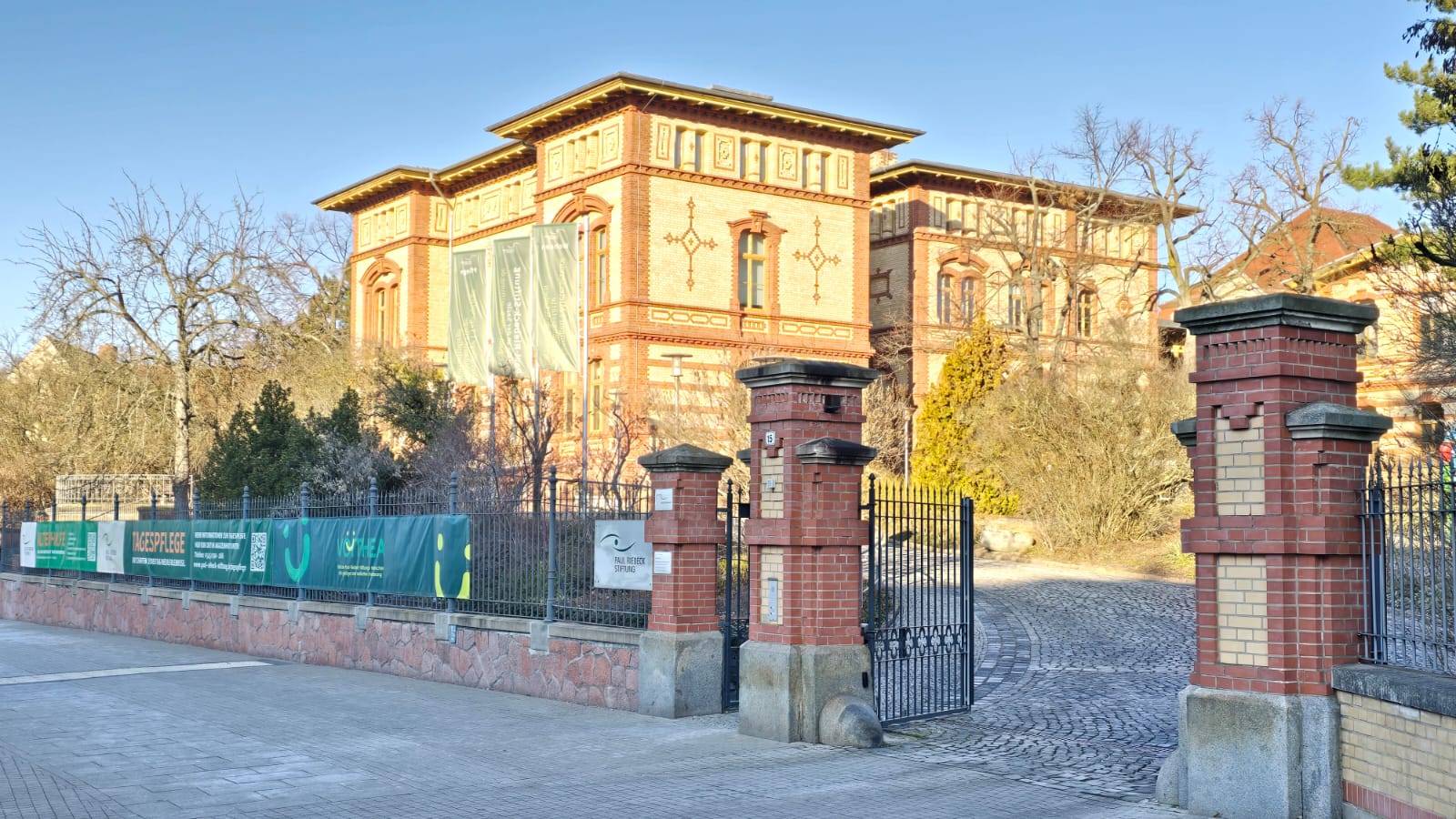 Riebeckstift-er-ffnet-Servicezentrum-am-Akazienhof