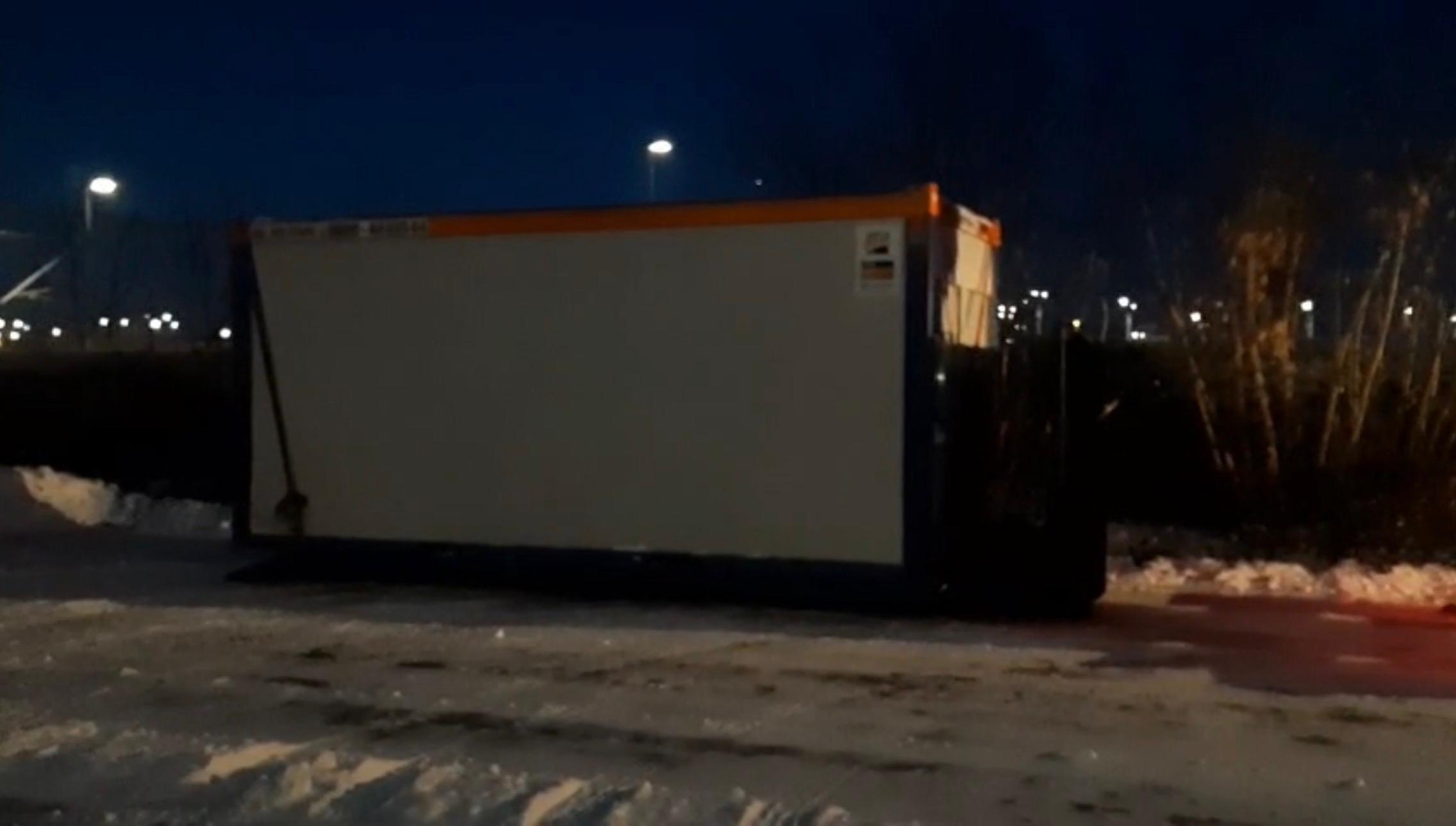 Dauerfrost-Schneefall-und-warme-Herzen-Ein-Container-f-r-Obdachlose-in-den-kalten-N-chten-vom-Bus-Vierjahreszeiten