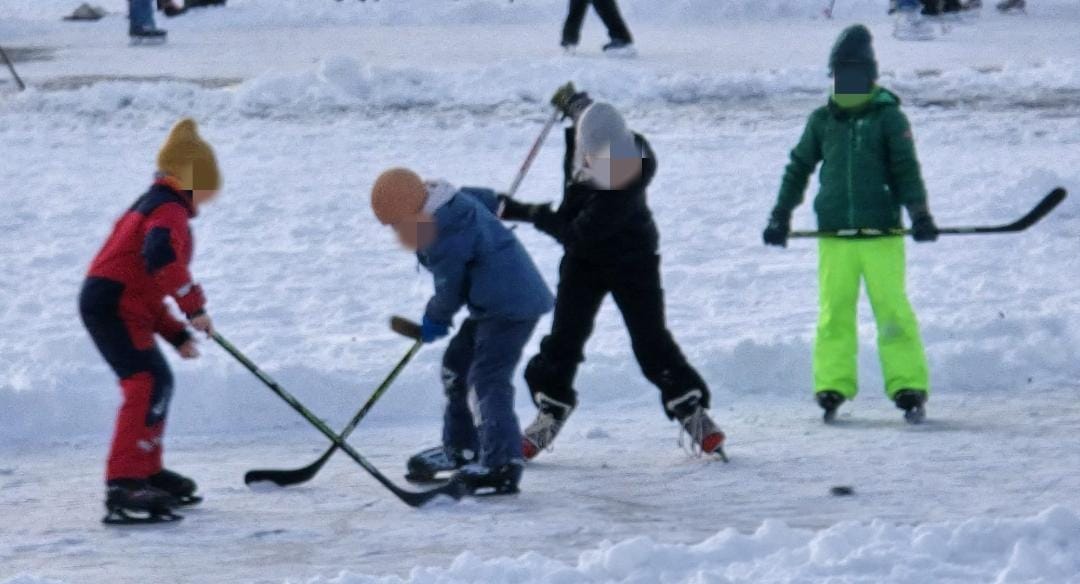 Von-glitzernden-Parkanlagen-dampfenden-Fl-ssen-und-dem-bunten-Treiben-auf-dem-Eis-ein-Streifzug-durch-das-tiefverschneite-Halle