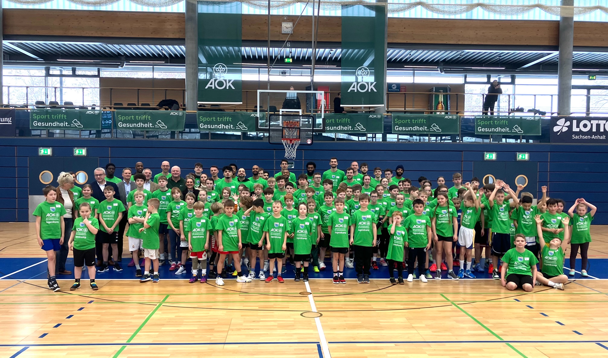 10-Jahre-AOK-Jugendcamp-mit-dem-SYNTAINICS-MBC-Rund-120-Kinder-trainierten-mit-Basketball-Profis