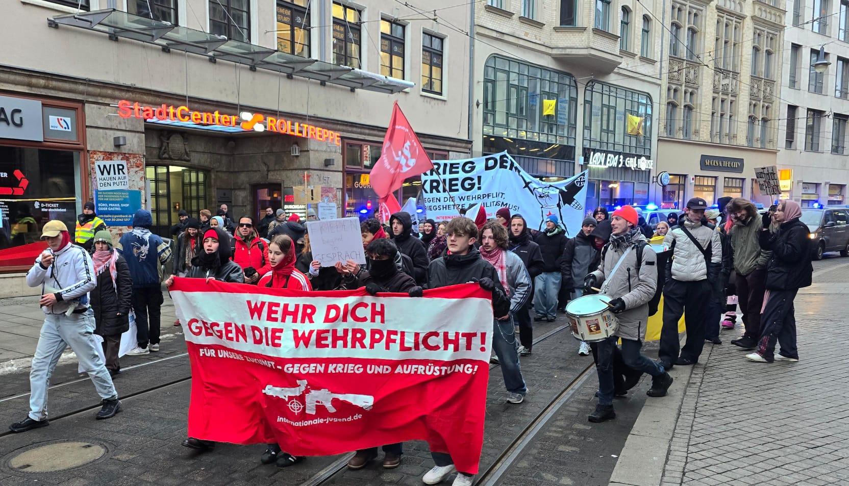 -Kein-Mensch-kein-Cent-der-Bundeswehr-Demonstration-gegen-Wehrpflicht-und-Militarisierung-zieht-durch-Halle