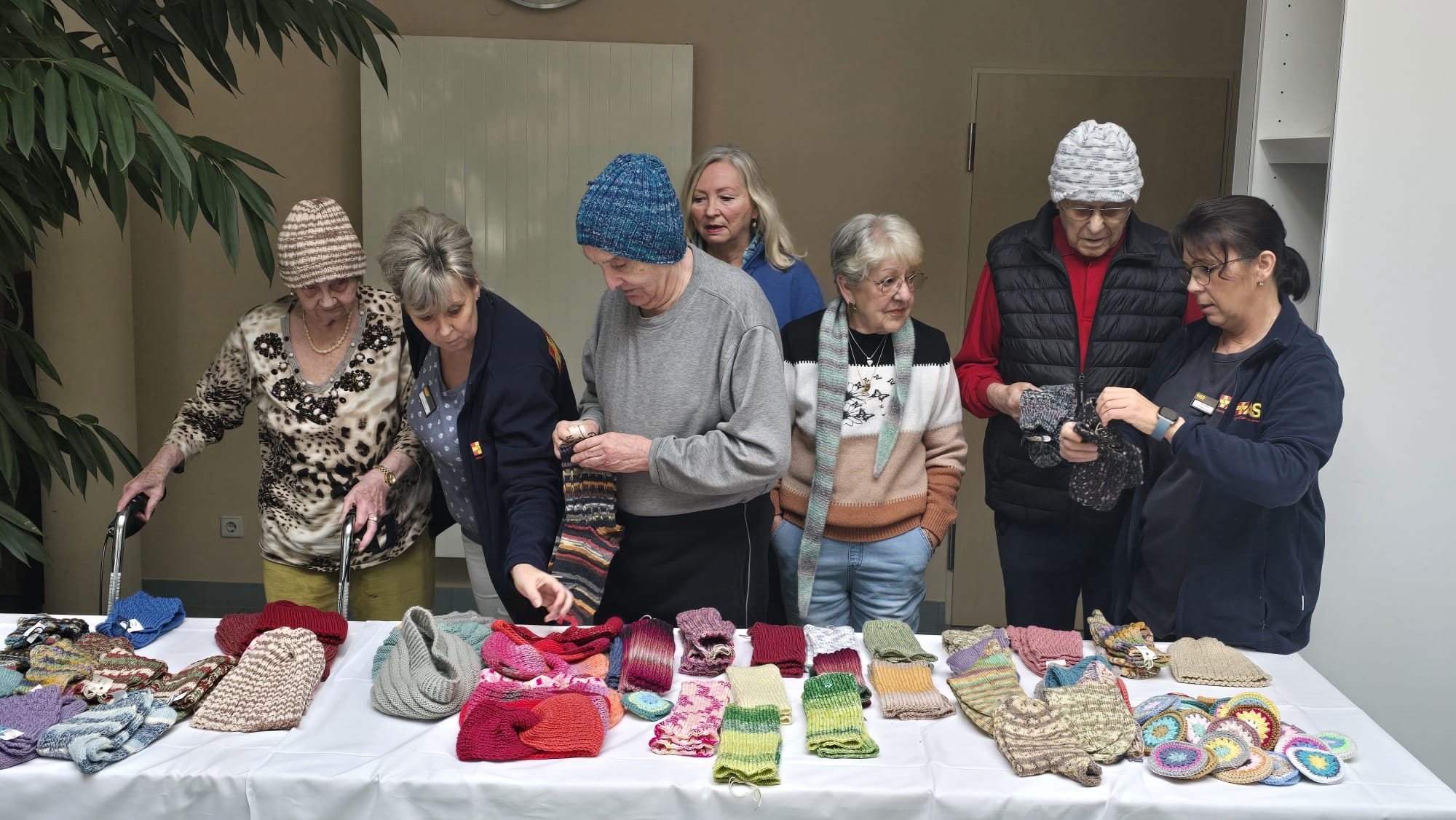 Lions-Club-Halle-F-nf-T-rme-bringt-mit-Stricksachen-W-rme-ins-ASB-Seniorenzentrum-Elsteraue