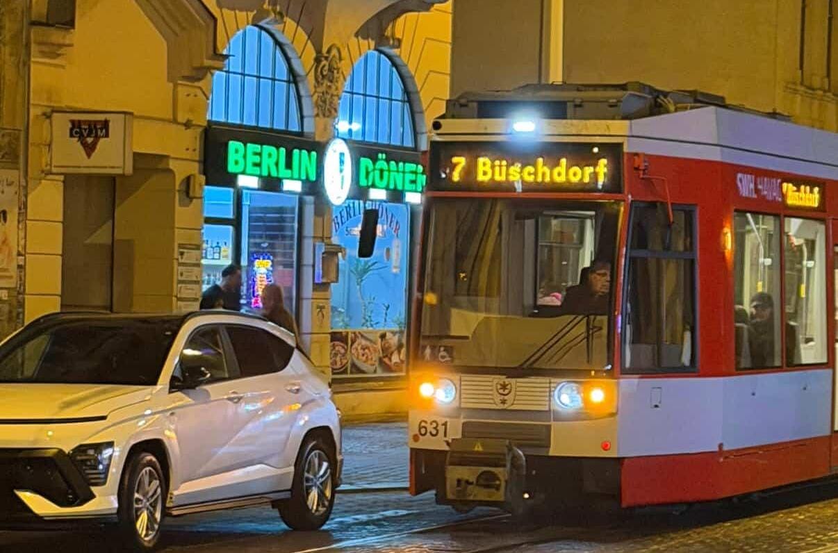 Falschparker-in-der-Geiststra-e-legen-Stra-enbahnverkehr-lahm