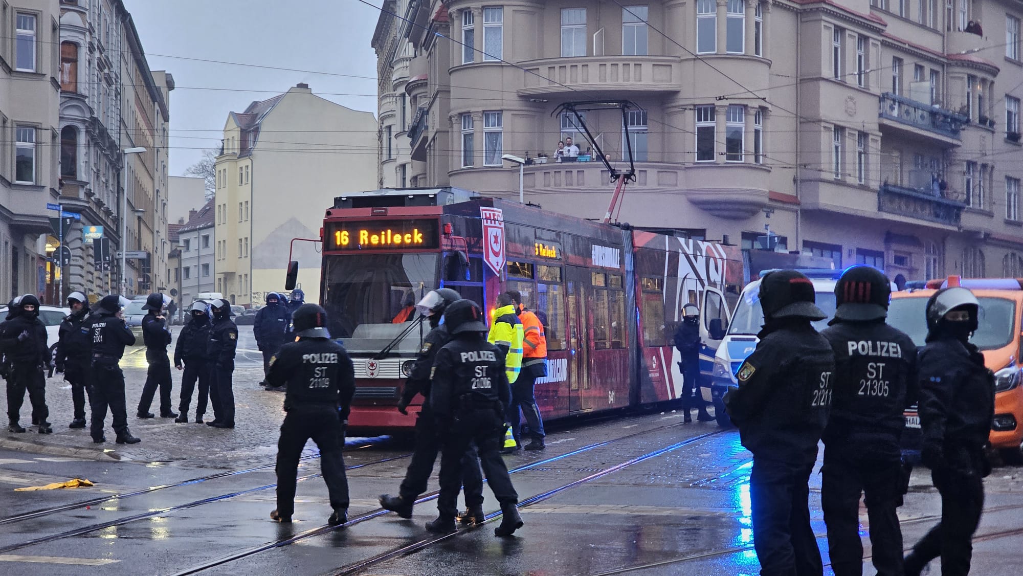 Gro-einsatz-der-Polizei-am-Rannischen-Platz-Pyro-und-Flaschen-flogen-HFC-Bahn-erleidet-Antriebsschaden-durch-h-pfende-Fu-ballfans