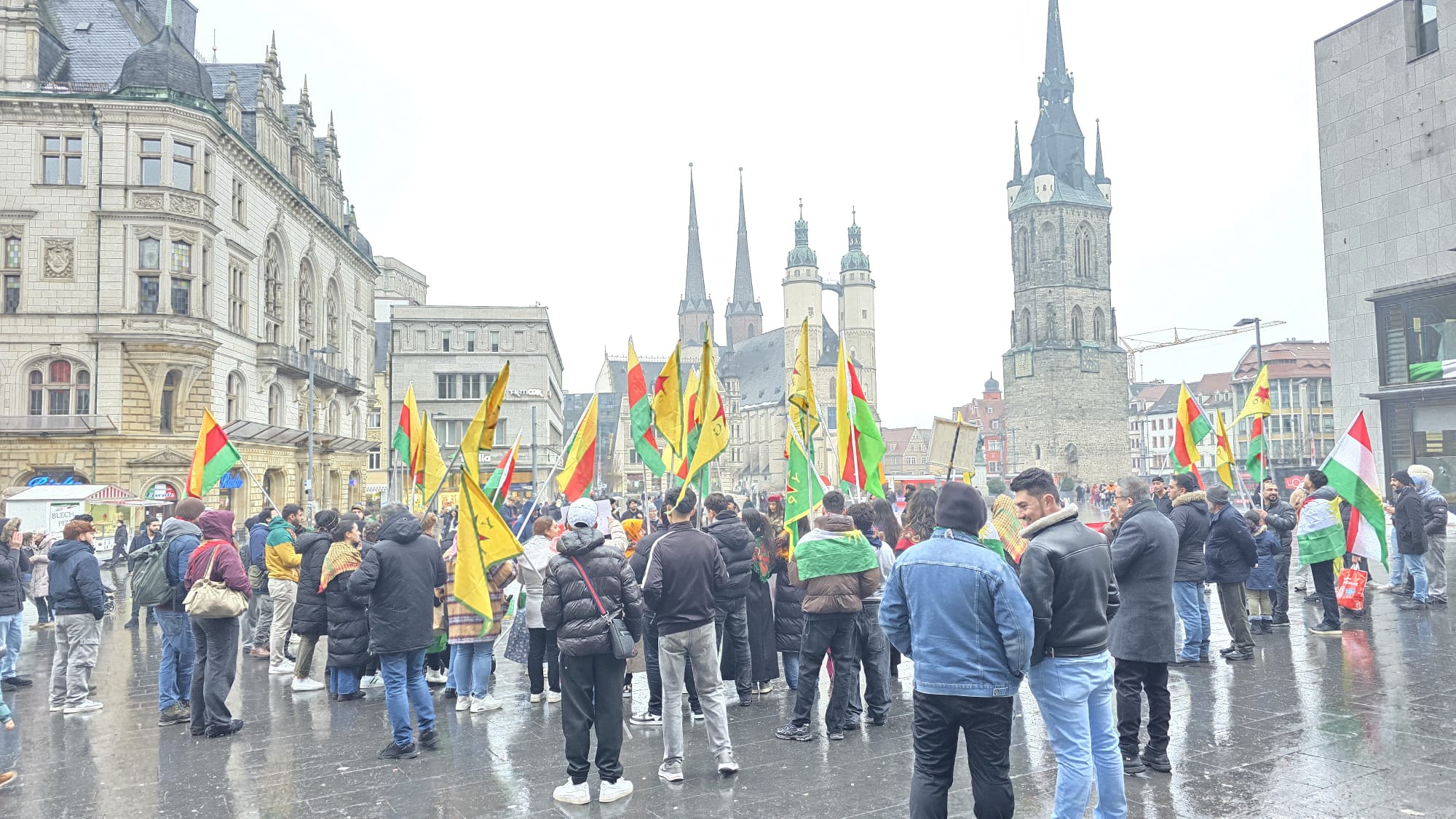 -Rojava-stirbt-im-Schweigen-140-Teilnehmer-bei-Kurdischer-Demonstration-auf-dem-Marktplatz